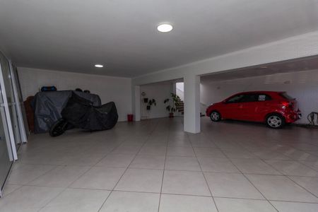 Casa à venda com 250m², 4 quartos e 4 vagas Casa à venda com 250m², 4 quartos e 4 vagasGaragem