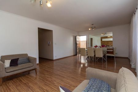 Casa à venda com 250m², 4 quartos e 4 vagas Casa à venda com 250m², 4 quartos e 4 vagasSala