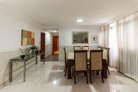 Apartamento à venda com 240m², 4 quartos e 2 vagas Apartamento à venda com 240m², 4 quartos e 2 vagasSala