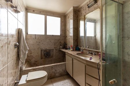 Apartamento à venda com 240m², 4 quartos e 2 vagas Apartamento à venda com 240m², 4 quartos e 2 vagasBanheiro da Suíte 1