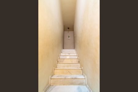 Casa à venda com 130m², 3 quartos e 4 vagas Casa à venda com 130m², 3 quartos e 4 vagasEscada