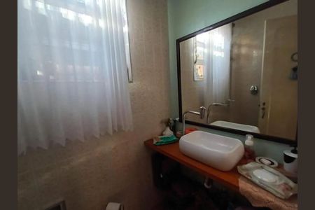 Casa à venda com 140m², 5 quartos e 4 vagas Casa à venda com 140m², 5 quartos e 4 vagasBanheiro