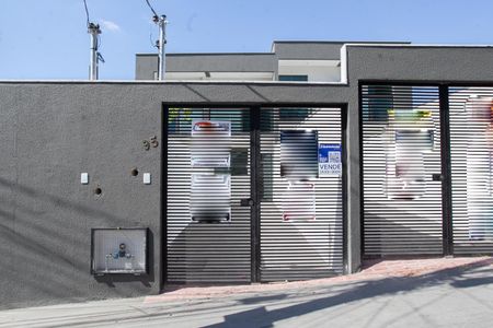 Casa à venda com 120m², 2 quartos e 1 vaga Casa à venda com 120m², 2 quartos e 1 vagaFachada