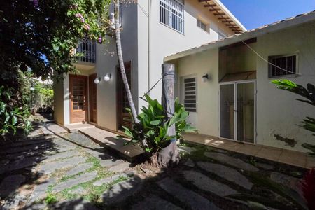 Casa à venda com 341m², 5 quartos e 6 vagas Casa à venda com 341m², 5 quartos e 6 vagasEntrada