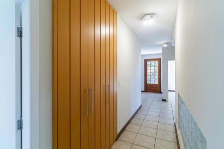 Casa à venda com 341m², 5 quartos e 6 vagas Casa à venda com 341m², 5 quartos e 6 vagasCorredor