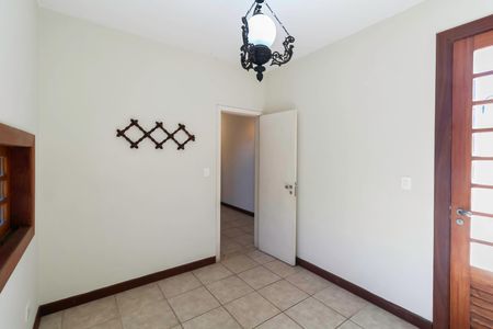 Casa à venda com 341m², 5 quartos e 6 vagas Casa à venda com 341m², 5 quartos e 6 vagasQuarto 1