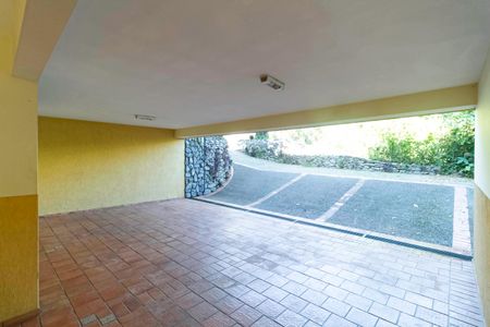 Casa à venda com 341m², 5 quartos e 6 vagas Casa à venda com 341m², 5 quartos e 6 vagasGaragem