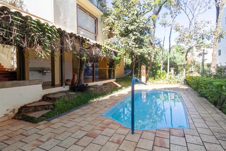 Casa à venda com 341m², 5 quartos e 6 vagas Casa à venda com 341m², 5 quartos e 6 vagasPiscina