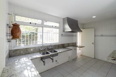 Casa à venda com 341m², 5 quartos e 6 vagas Casa à venda com 341m², 5 quartos e 6 vagasCozinha