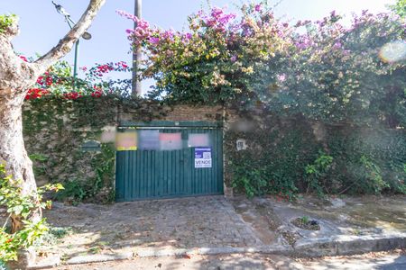 Casa à venda com 341m², 5 quartos e 6 vagas Casa à venda com 341m², 5 quartos e 6 vagasFachada