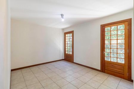 Casa à venda com 341m², 5 quartos e 6 vagas Casa à venda com 341m², 5 quartos e 6 vagasSala 3