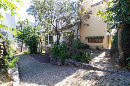 Casa à venda com 341m², 5 quartos e 6 vagas Casa à venda com 341m², 5 quartos e 6 vagasEntrada