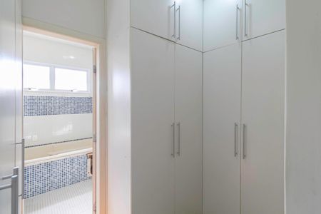 Casa à venda com 341m², 5 quartos e 6 vagas Casa à venda com 341m², 5 quartos e 6 vagasCloset da suíte