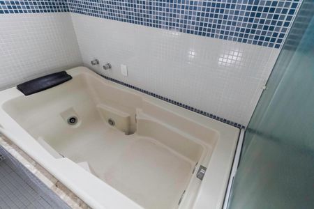 Casa à venda com 341m², 5 quartos e 6 vagas Casa à venda com 341m², 5 quartos e 6 vagasBanheiro da suíte