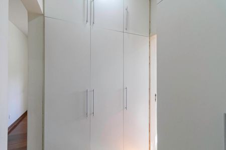Casa à venda com 341m², 5 quartos e 6 vagas Casa à venda com 341m², 5 quartos e 6 vagasCloset da suíte