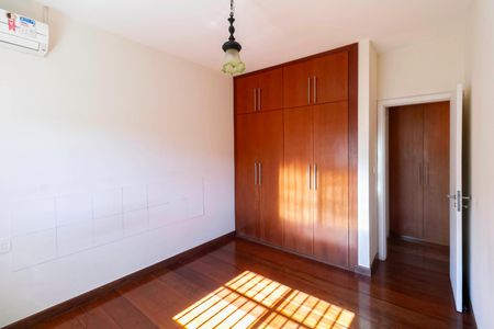 Casa à venda com 341m², 5 quartos e 6 vagas Casa à venda com 341m², 5 quartos e 6 vagasQuarto 3