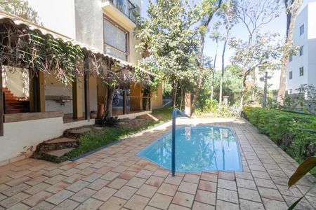 Casa à venda com 341m², 5 quartos e 6 vagas Casa à venda com 341m², 5 quartos e 6 vagasQuintal