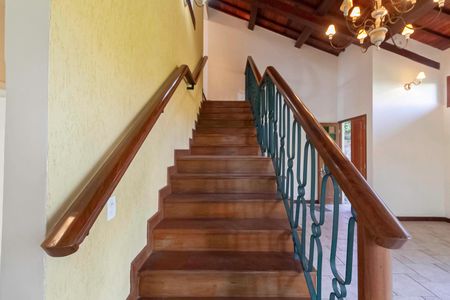 Casa à venda com 341m², 5 quartos e 6 vagas Casa à venda com 341m², 5 quartos e 6 vagasEscada