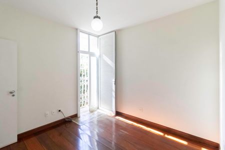 Casa à venda com 341m², 5 quartos e 6 vagas Casa à venda com 341m², 5 quartos e 6 vagasQuarto 4