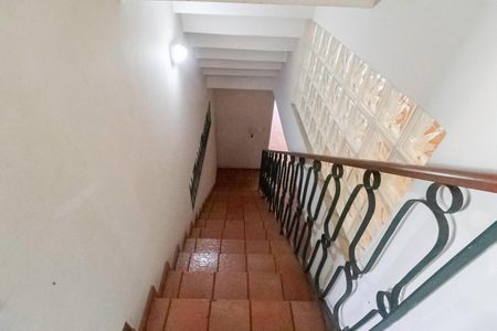 Casa à venda com 341m², 5 quartos e 6 vagas Casa à venda com 341m², 5 quartos e 6 vagasEscada