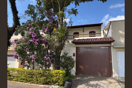 Casa à venda com 327m², 4 quartos e 4 vagas Casa à venda com 327m², 4 quartos e 4 vagasFachada - Casa 2