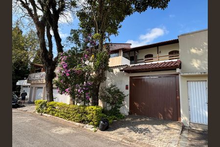 Casa à venda com 327m², 4 quartos e 4 vagas Casa à venda com 327m², 4 quartos e 4 vagasFachada - Casa 2