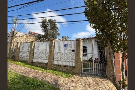 Casa à venda com 327m², 4 quartos e 4 vagas Casa à venda com 327m², 4 quartos e 4 vagasFachada Casa 1