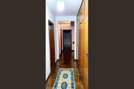 Casa à venda com 300m², 5 quartos e 3 vagas Casa à venda com 300m², 5 quartos e 3 vagasCorredor