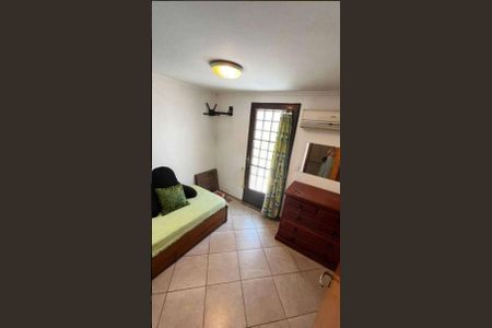 Casa à venda com 300m², 2 quartos e 3 vagas Casa à venda com 300m², 2 quartos e 3 vagasQuarto