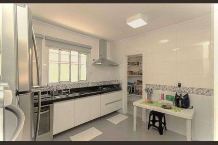 Casa à venda com 360m², 4 quartos e 4 vagas Casa à venda com 360m², 4 quartos e 4 vagasCozinha