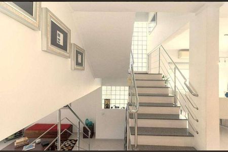 Casa à venda com 360m², 4 quartos e 4 vagas Casa à venda com 360m², 4 quartos e 4 vagasEscada