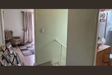 Casa à venda com 360m², 3 quartos e 2 vagas Casa à venda com 360m², 3 quartos e 2 vagasEscada