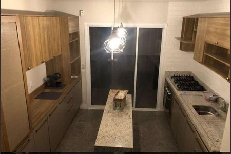 Casa à venda com 300m², 4 quartos e 2 vagas Casa à venda com 300m², 4 quartos e 2 vagasCozinha