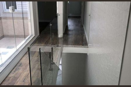 Casa à venda com 300m², 4 quartos e 2 vagas Casa à venda com 300m², 4 quartos e 2 vagasEscada