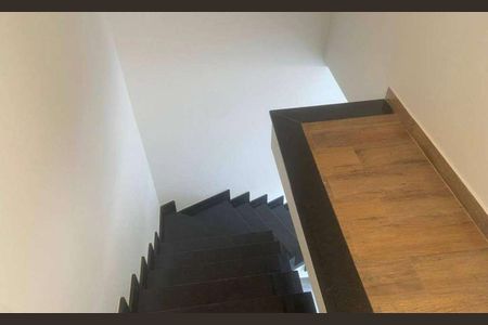 Casa à venda com 300m², 3 quartos e 2 vagas Casa à venda com 300m², 3 quartos e 2 vagasEscada