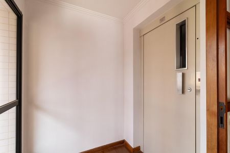 Apartamento à venda com 189m², 3 quartos e 3 vagas Apartamento à venda com 189m², 3 quartos e 3 vagasHall privativo