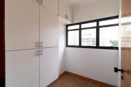 Apartamento à venda com 189m², 3 quartos e 3 vagas Apartamento à venda com 189m², 3 quartos e 3 vagasQuarto de Serviço
