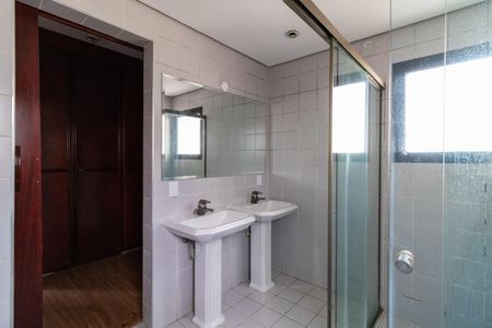 Apartamento à venda com 189m², 3 quartos e 3 vagas Apartamento à venda com 189m², 3 quartos e 3 vagasBanheiro da Suíte 1