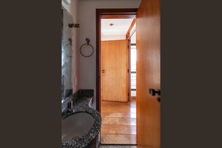 Apartamento à venda com 189m², 3 quartos e 3 vagas Apartamento à venda com 189m², 3 quartos e 3 vagasLavabo