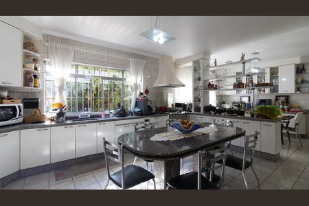 Casa à venda com 328m², 4 quartos e 8 vagasCozinha