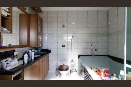 Casa à venda com 328m², 4 quartos e 8 vagasBanheiro da Suíte 1