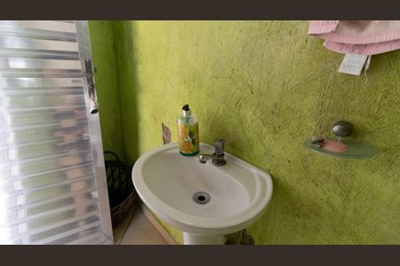 Casa à venda com 328m², 4 quartos e 8 vagasBanheiro de Serviço