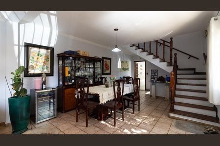 Casa à venda com 328m², 4 quartos e 8 vagasSala