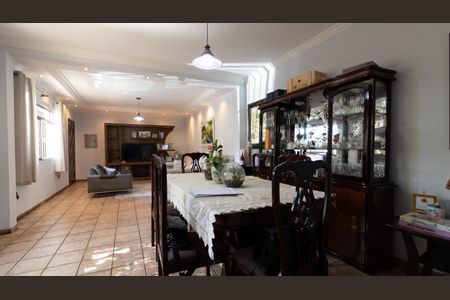 Casa à venda com 328m², 4 quartos e 8 vagasSala