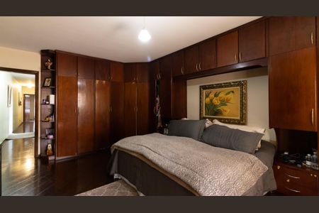 Casa à venda com 328m², 4 quartos e 8 vagasSuíte 1