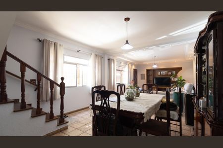 Casa à venda com 328m², 4 quartos e 8 vagasSala