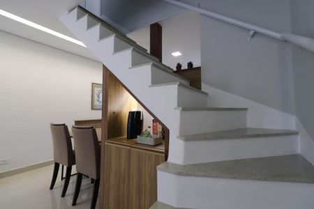 Casa à venda com 120m², 3 quartos e 1 vaga Casa à venda com 120m², 3 quartos e 1 vagaEscada