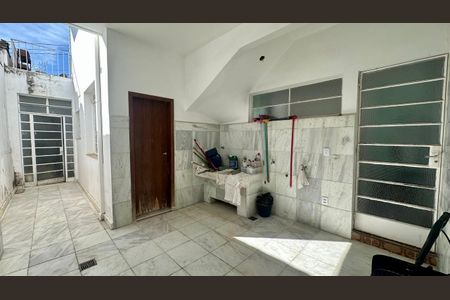 Casa à venda com 246m², 5 quartos e 3 vagasÁrea de serviço