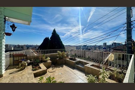 Casa à venda com 246m², 5 quartos e 3 vagasVaranda