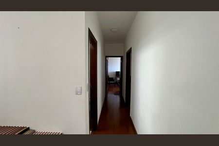 Casa à venda com 246m², 5 quartos e 3 vagasCorredor